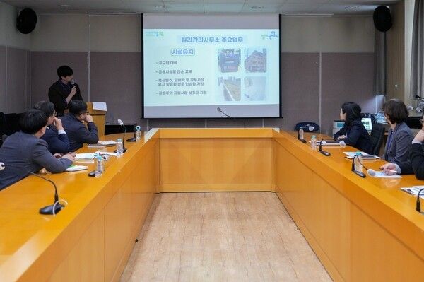 빌라관리사무소 사업 벤치마킹을 위해 강북구청을 방문한 시흥시 관계자들 모습(사진제공=강북구청)