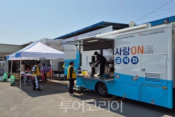 의성에 긴급 투입되어 이재민 봉사자를 위해 무료 급식을 시행하고 있는 사랑의 안심밥차. /사진-한국수력원자력