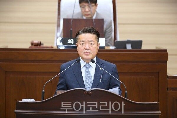 인천 서구의회 김남원 의원이 ‘분산에너지 활성화 특별법’시행에 발맞춰 분산에너지 보급 확대와 에너지 공급 체계의 저탄소화를 위한 조례안을 전국 자치구 최초로 발의하고 있다.