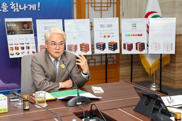 김하수 청도군수가 농산물 통합브랜드 개발 보고회에서 발언하고 있다. 뒷편으로 시안이 보인다./사진-청도군