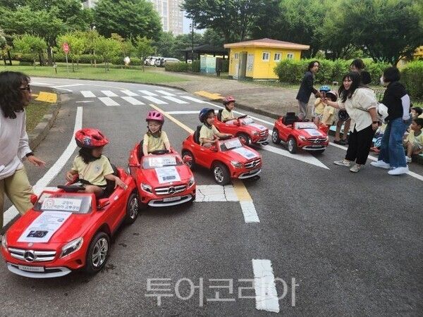 어린이들이 교통공원에서 자동차 타기 체험을 하고 있다/투어코리아뉴스 정명달 기자