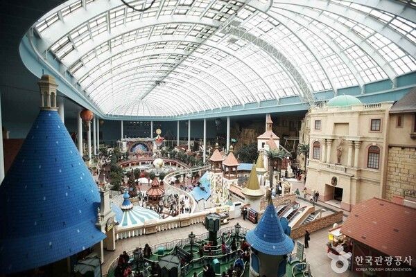 롯데월드 이미지 출처-포토코리아&nbsp;한국관광공사, 판앤담스튜디오