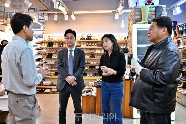 최호정 서울시의회 의장이 24일 천호동 로데오 거리 소상공인들을 만나 애로사항을 청취하고 있다./사진=서울시의회