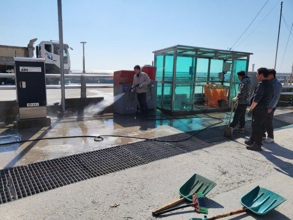 울릉군 서명 봄맞이 클린하우스 대청소 모습(사진제공=울릉군청)