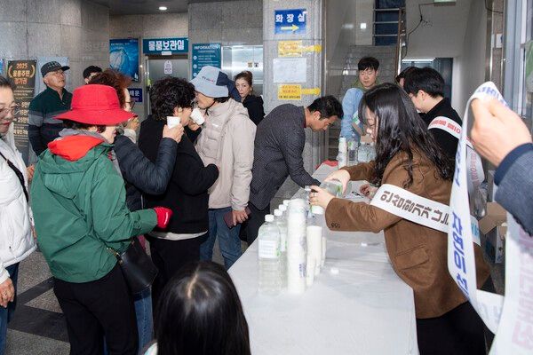 울릉군 우산고로쇠 시음 홍보 모습(사진제공=울릉군청)