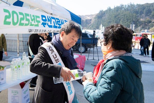 남한권 울릉군수 우산고로쇠 홍보 모습(사진제공=울릉군청)
