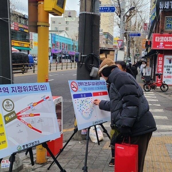 면목역 2번 출구 금연구역 지정 관련 주민 설문조사 진행 모습(사진제공=중랑구청)