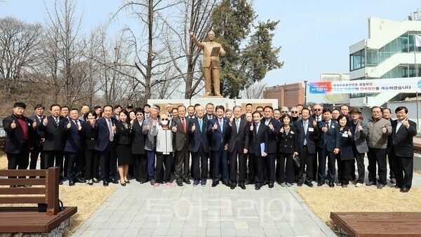 한국자유총연맹이 26일 오후 서울 남산에 위치한 자유센터 내 이승만 동상 앞에서 ‘이승만 건국정신 계승 국민대회와 학술회의’개최하고 있다.(이승만동상앞에서기념촬영하는강석호총재, (가운데 좌) 권영해전장관 (우) 김황식전총리)