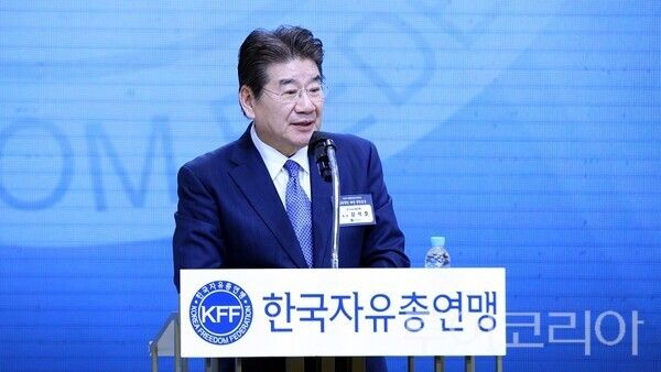 한국자유총연맹이 26일 오후 서울 남산에 위치한 자유센터 내 이승만 동상 앞에서 개최한‘이승만 건국정신 계승 국민대회와 학술회의’에서 강석호 총재가 기념사를 하고 있다.