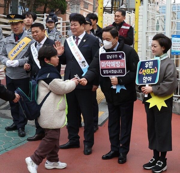 언북초등학교 앞에서 아동·청소년 캠페인 현장에서 학생에게 학용품을 건네고 있는 조성명(우측 2번째) 강남구청장(사진제공=강남구청)
