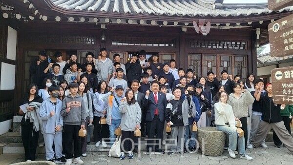 인천광역시의회 산업경제위원회 소속 박창호 의원이 27일 밀양 동강중학교 학생 및 교사 60여 명과 강화군 내 대표 산업·문화 시설을 견학하는 체험 프로그램을 진행하고 있다.