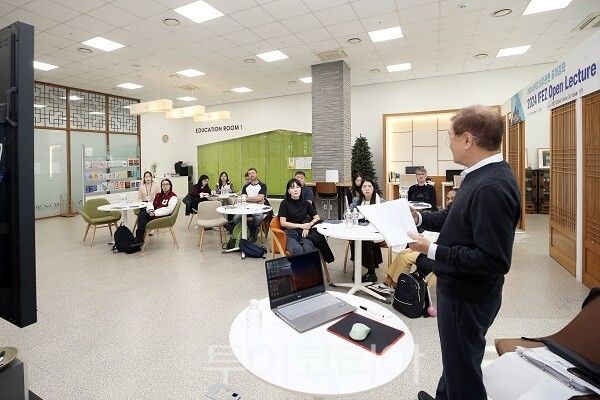 인천경제자유구역청은 지난해 11월 17일 IFEZ 글로벌센터에서 외국인 대상 ‘비자 바로 알기 공개 강좌’를 열고 있다.