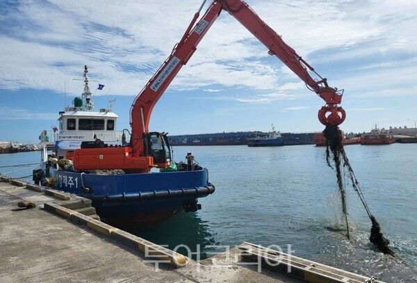 어항제주1호 침적폐기물 수거 모습. /사진-한국어촌어항공단