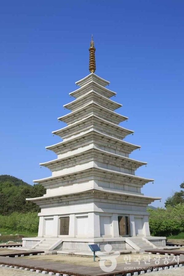 사진 : 익산 미륵사지 ⓒ한국관광공사 포토코리아-박성근