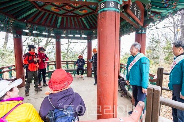 29일 윤환 구청장을 비롯한 계양구 간부공무원 60여 명이 계양산을 찾아 등산객들에게 산불 예방의 중요성을 알리고, 산불 예방 순찰과 홍보 활동을 실시하고 있다.