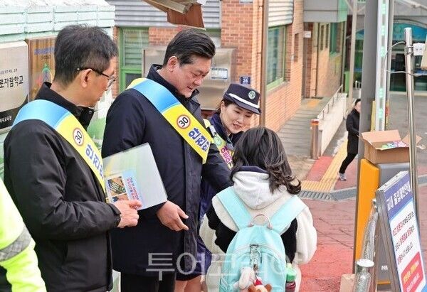 교통안전지도 나선 이영훈 구청장(가운데)/투어코리아뉴스 정명달 기자