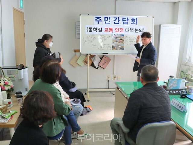 남종섭 경기도의회 의원 주민들과&nbsp;기흥초교 통학로 교통안전&nbsp; 강화 대책 을 논의하고 있다./사진=경기도의회