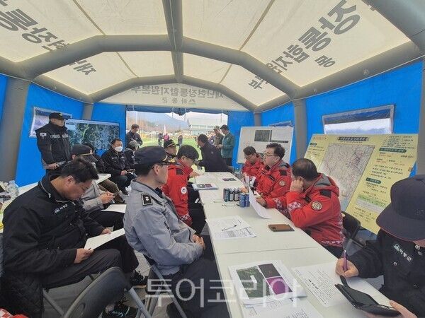 지난 27일 옥종면 옥천관에 설치된 재난안전대책본부에서 열린 긴급회의 모습. /사진-하동군