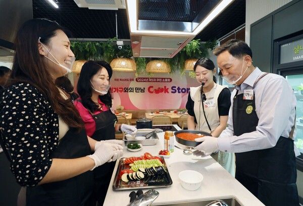 1인가구와 함께&nbsp; 요리하는 조성명 강남구청장(사진제공=강남구청)