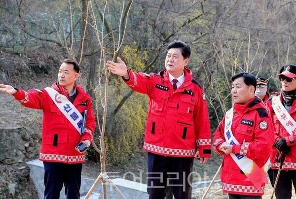 산불 예방 현장 점검에 나선 이영훈 구청장(가운데)/투어코리아뉴스 정명달 기자