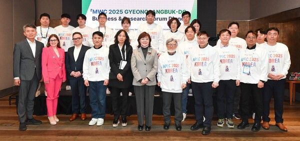 스페인 바르셀로나에서 열린 MWC 2025 참가기업과 계약식을 가진 후 기념촬영 하고 있다./사진-경북도&nbsp;