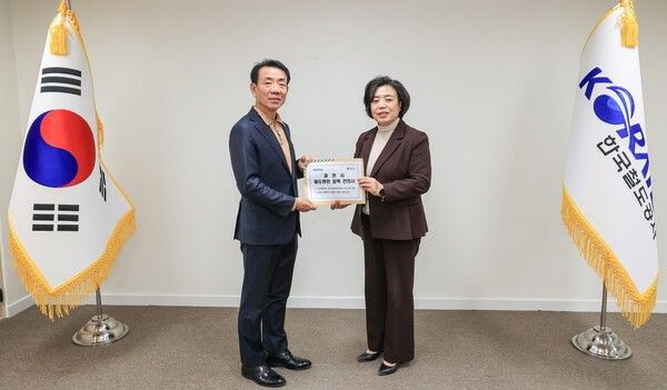 신계용 과천시장 한국철도공사 사장에게 지역 현안 건의서 전달 기념촬영 모습(사진제공=과천시청)