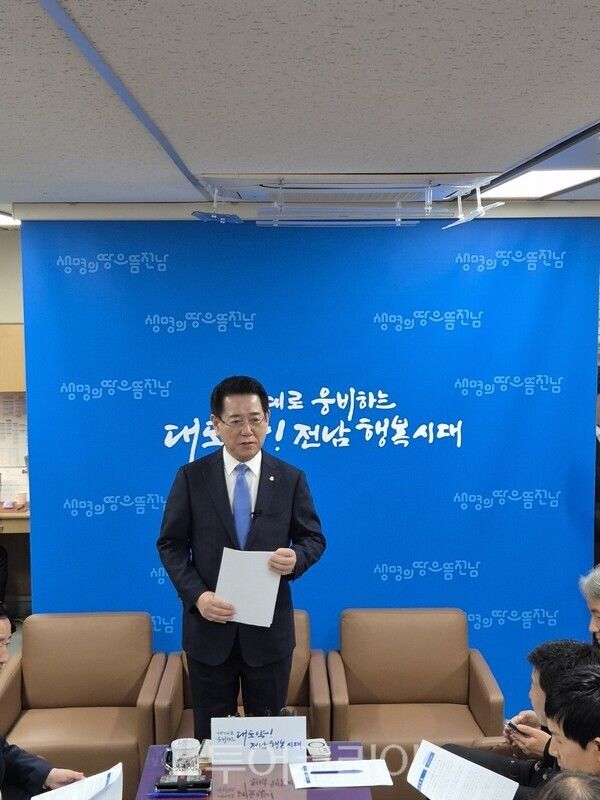 김영록 전남도지사가 4일 전남도청에서 美 순방 성과를 이야기 하고 있다. /사진-이창식 기자