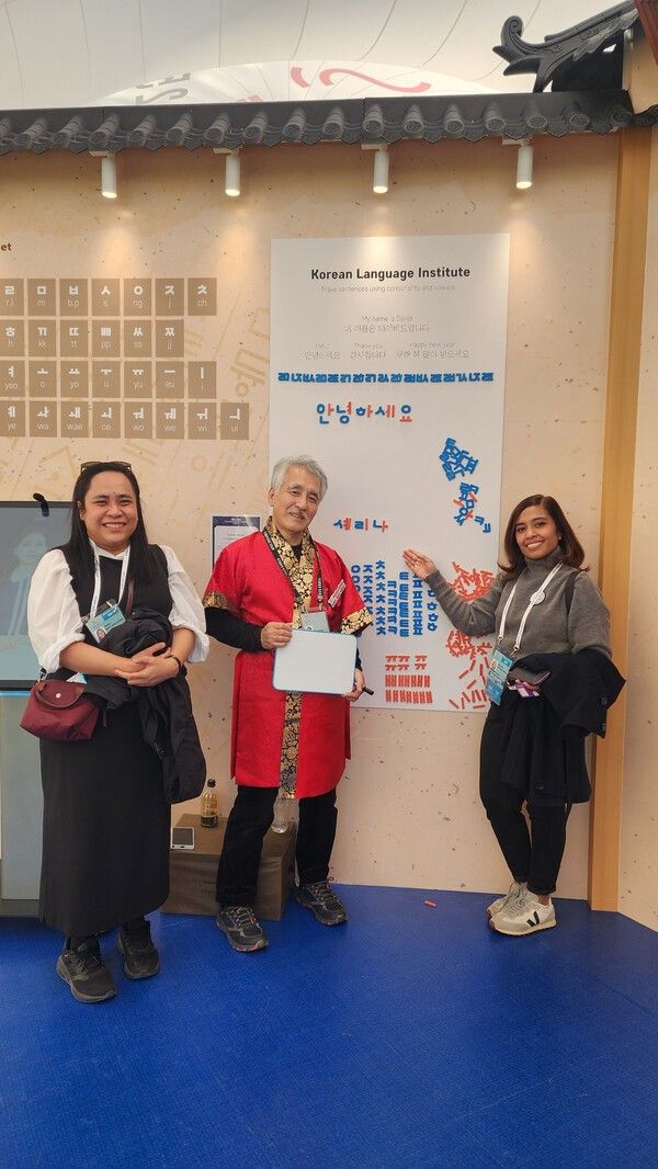 한글을 설명하는 자원봉사자/사진-경북도