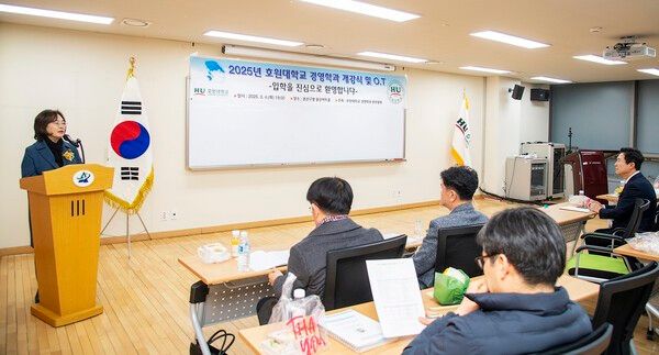 박희영 용산구청장 호원대 경영학과 개강식 및 오리엔테이션 참석 인사말 모습(사진제공=용산구청)