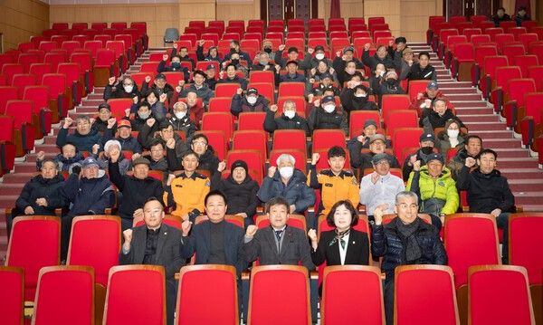 남한권 울릉군수 산림일자리 발대식 참석자들과 기념촬영 모습(사진제공=울릉군청)