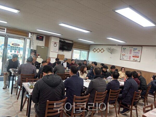 함평군과 한우협회는 총체벼 생산단지 조성 시범사업 간담회가 한우협회 함평군지부 사무실에서 성공적으로 마무리됐다. /사진-함평군