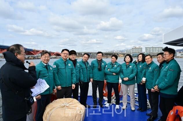 서울시의회 환경수자원위원회 위원들이&nbsp;한강버스로부터&nbsp; 운항준비 상황을 듣고 있다./사진=서울시의회