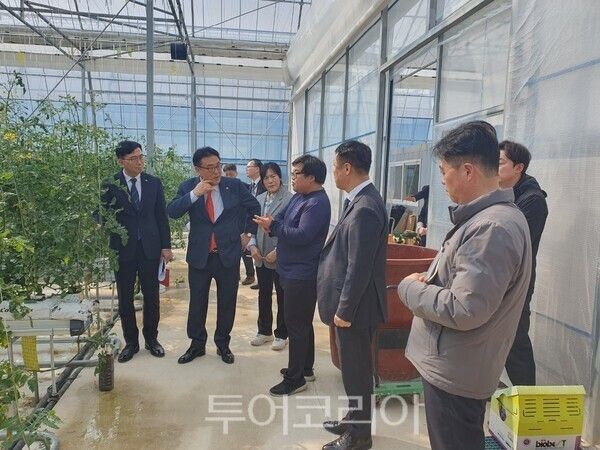 이광래 한국농어촌공사 상임감사가 7일 나주 세지지구 ‘비축농지 임대형 스마트팜’ 현장을 방문해 이야기를 나누고 있다. /사진-한국농어촌공사 전남지역본부