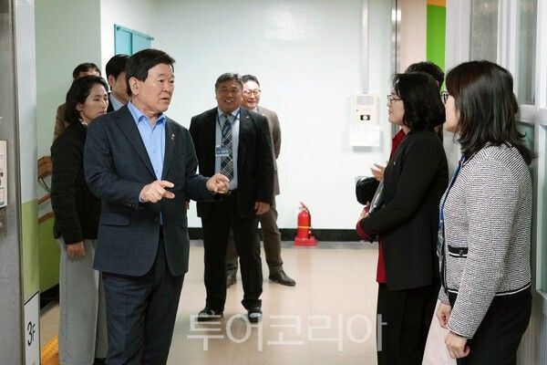 김광수 제주도교육감은 6일 신제주초등학교 돌봄교실을 직접 방문하여 돌봄교실 운영 및 인력 현황을 점검했다. /사진-제주도교육청