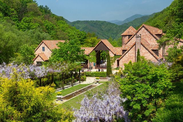 서울보다 한 달 더 봄꽃을 즐길 수 있는 제이드가든 봄 전경/사진=제이드 가든