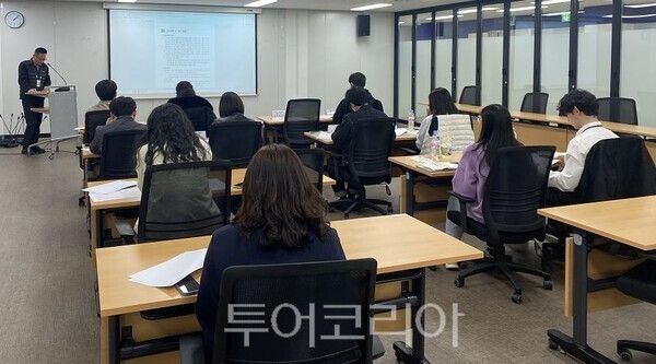 인천시가 지난 3월 25일 시민들의 건강을 보호하고 토양생태계를 보전하기 토양오염 사전교육을 하고 있다.