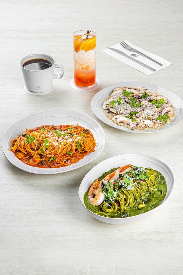 직접 기른 허브와 강원도 로컬 식재료로 완성한 ‘살롱제이드’의 대표 브런치 메뉴&nbsp;/사진=제이드 가든