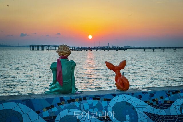 거북섬 어린왕자 일몰스폿, 여우와 함께 일몰을 바라보고 있다./사진=시흥시
