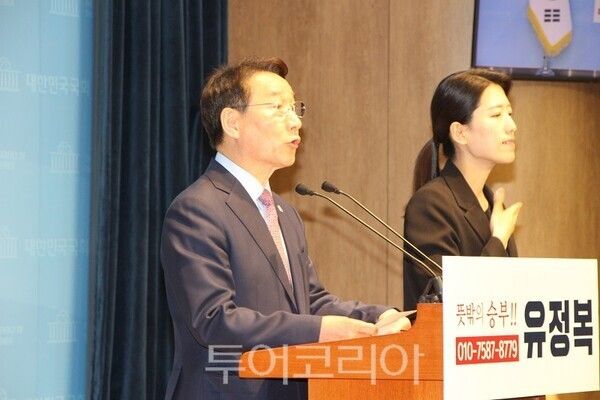 제21대 대선에 출마한 유정복 후보가 10일 여의도 국회 소통관에서 기자회견을 열고 이재명 전대표에게 개헌동참을 촉구하고 있다. 2025.04.10. / 투어코리아 이창호 기자