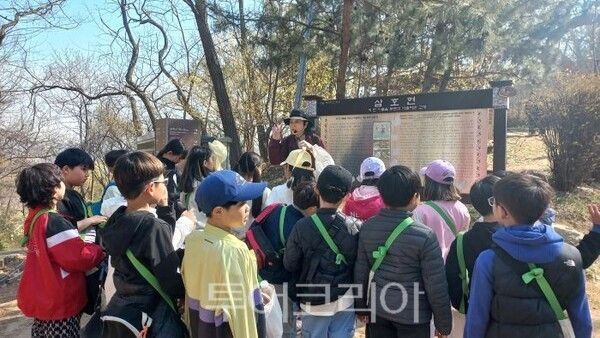 ‘문학산 역사 탐방 프로그램’ 진행/투어코리아뉴스 정명달 기자