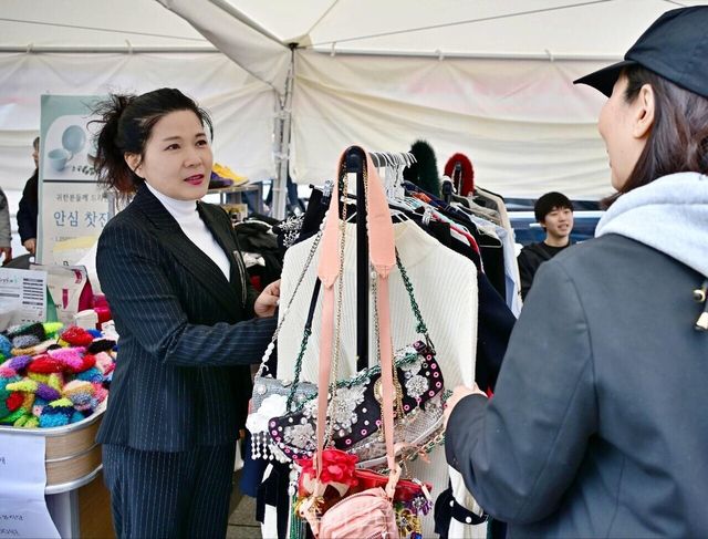 마운틴무브먼트 황지선 대표가 패션 브랜드 의류, 잡화를 판매하고 있다.&nbsp;