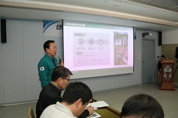 권기창 안동시장이 산불피해 현황과 복구 계획을 설명하고 있다./사진-안동시