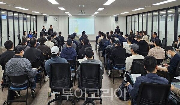 인천시시가 지난 9일 소통회의실에서 2025년 신규 공중보건의사 근무기관 배치를 하고 있다.