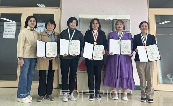 인천시 여성복지관은 지난 7일부터 개최된 ‘2025년도 인천광역시 기능경기대회’에서 사회교육 수강생들이 5개의 메달을 획득하는 성과를 거뒀다(한복 및 의상디자인 수상자 모습)