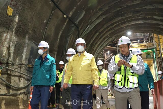 최대호 안양시장과 관계 부서 직원 등이 12일 오전 11시 월판선 제6공구의 지하 공사현장을 확인하고 있다/사진=안양시