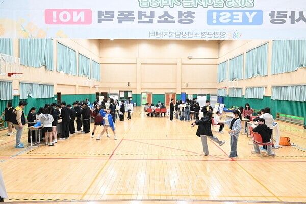 영광군청소년상담복지센터가 지난 9일부터 11일까지 ‘신학기 찾아가는 거리상담 부스’를 운영했다. /사진-영광군청소년상담복지센터