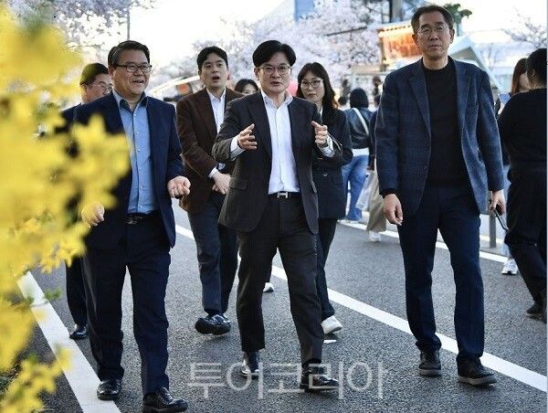 지난 12일 ‘김포, 시민과 함께 빚나는 벚꽃’이라는 주제로 금파로 계양천 산책로 일원에서 개최된 ‘2025 김포 벚꽃축제’에서 김병수 시장이 함께하고 있다.