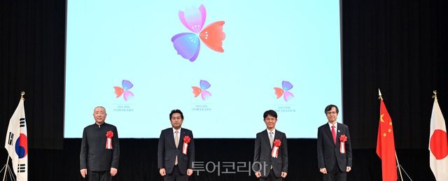 용호성 문화체육관광부 제1차관이 14일 일본 도쿄 이노홀에서 열린 ‘2025-2026 한일중 3국 문화교류의 해 개막식’에 참석해 공식 로고 발표 세리머니를 한 뒤 기념촬영을 하고 있다. (왼쪽부터) 가오 정 중국 문화여유부 부부장, 노나카 아츠시 일본 문부과학성 부대신, 용호성 차관, 이희섭 한중일협력사무국(TSC) 사무총장/사진-문체부