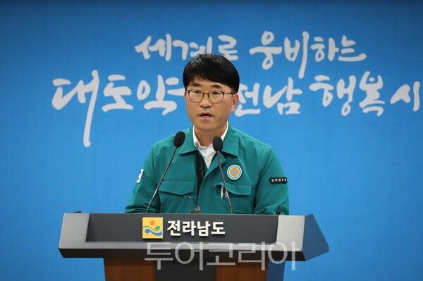 이영남 전라남도 동물방역과장은 15일 전남도청 브리핑룸에서 브리핑을 하고 있다. /사진-이창식 기자