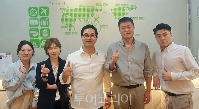 (좌측 끝부터) 쿠바 가비오따 한국지사 최원석 지점장, 후안 칼로스 가르시아 그란다(Juan Carlos Garcia Granda) 쿠바관광부 장관.쿠바 가비오따 한국총판 IRC 최혁 대표.